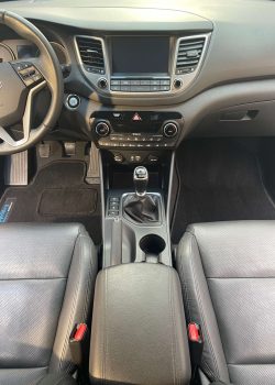 Innenansicht des Hyundai Tucson mit luxuriösem Vollleder-Interieur, Blick gerichtet über die edel verarbeitete Mittelarmlehne, betont die gehobene Ausstattung und den Komfort des Fahrzeugs.