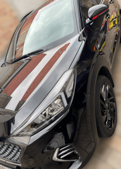 Schwarzer Hyundai Tucson in makellosem Zustand nach detaillierter Wäsche: Der Lack glänzt und reflektiert das Licht perfekt, hervorhebend die sorgfältige Pflege und das beeindruckende Design des Fahrzeugs.