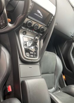 Luxuriöser Innenraum des weißen Jaguars, feinstes Leder und sorgfältige Details zeigen britische Handwerkskunst.