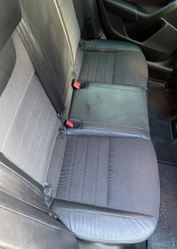 Komfortable Rückbank des Skoda Octavia 3: Eine Darstellung der großzügigen Sitzfläche, der qualitativen Polsterung und der durchdachten Designelemente, die für Passagierkomfort stehen.